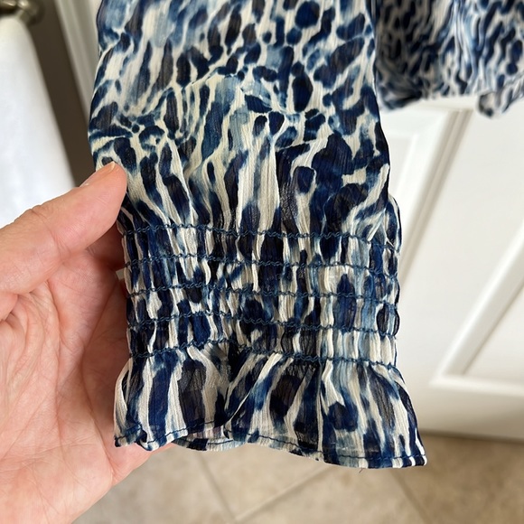 Blue and white ruffle sleeve top - Picture 3 of 4